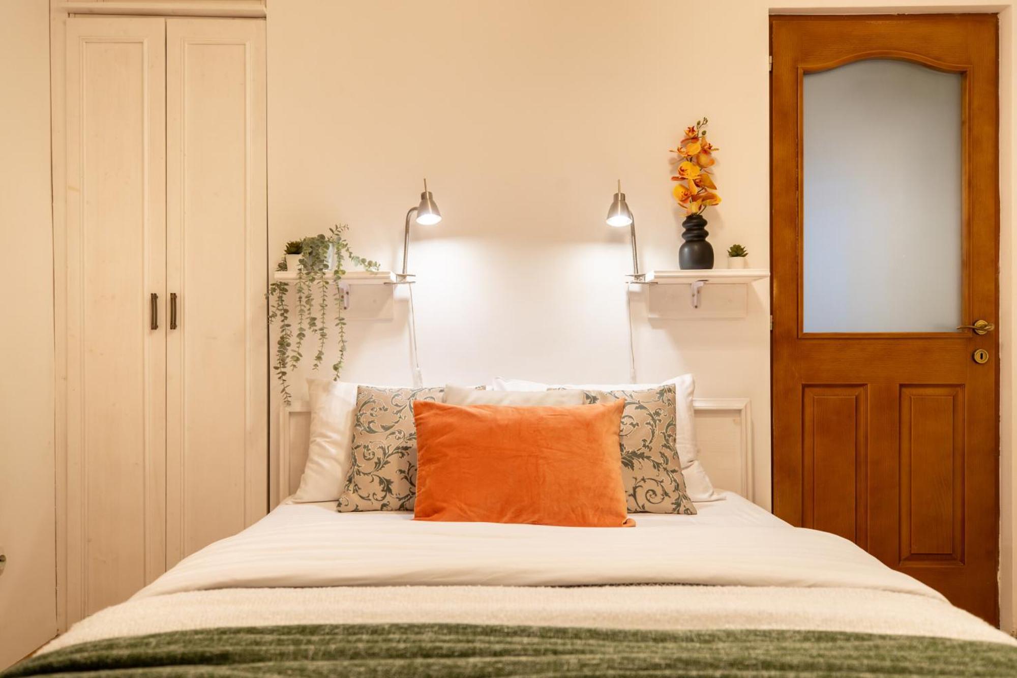 2Br Apartment At Piata Natiunilor Unite: Perfect For City Center Stays Bukarest Kültér fotó