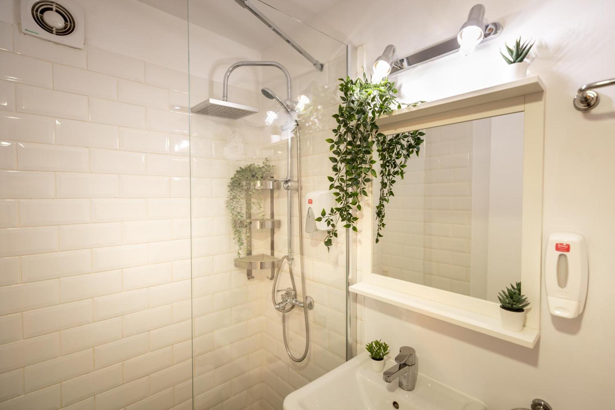 2Br Apartment At Piata Natiunilor Unite: Perfect For City Center Stays Bukarest Kültér fotó